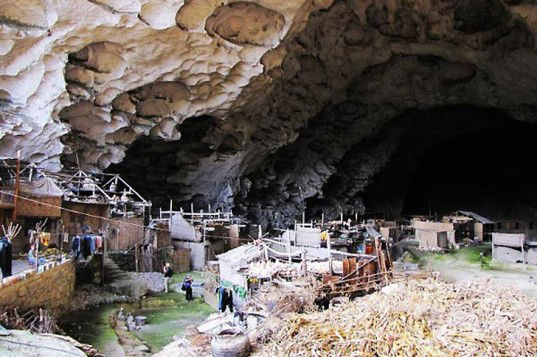 People-live-in-caves-in-china