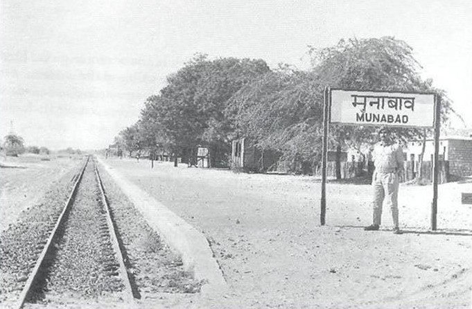 A-Pakistani-soldier-at-Munabao-Railway-Station