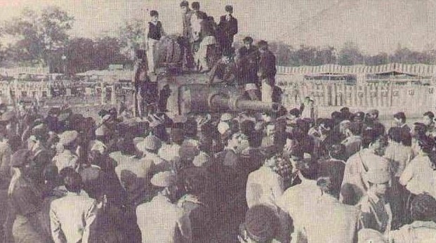 People-gathered-to-see-a-captured-Indian-tank-1965