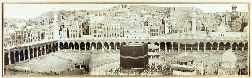 مسجد حرام کی وہ نایاب تصویر، جو مصری فوٹوگرافر محمد صادق بے نے 1880ء میں لی تھی۔ یہ کیمرے کے ذریعے کھینچی گئی مسجد حرام کی پہلی تصویر ہے 