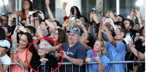 old-lady-without-smartphone