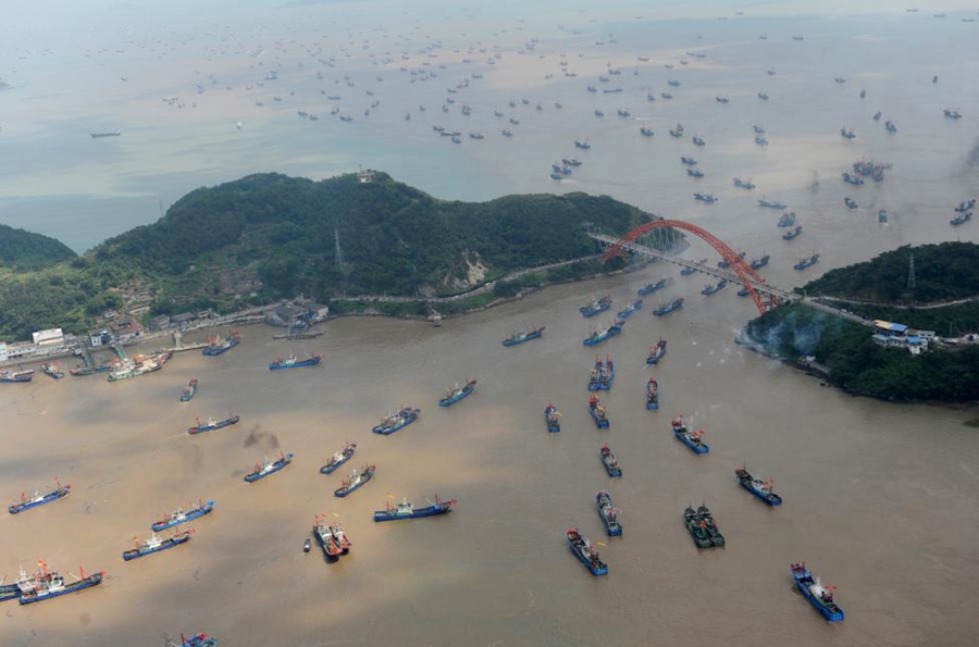 مچھلیاں پکڑنے پر پابندی کے خاتمے کے بعد ماہی گیروں کی کشتیاں سمندر کا رخ کرتی ہوئیں۔ ننگ بو، صوبہ چی جیانگ 