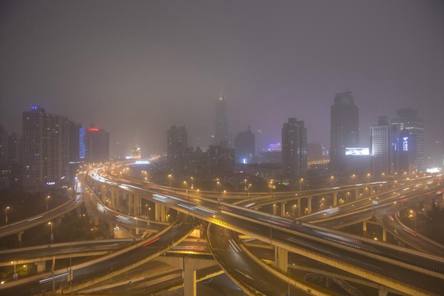 دھند آلود شنگھائی شہر کا ایک طائرانہ منظر 