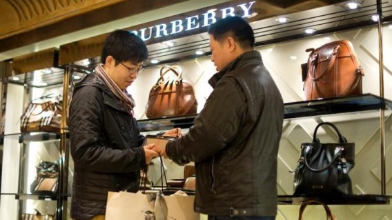 Chinese-shoppers-in-London-568x319