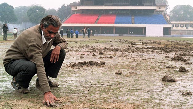 شیو سینا کے غنڈوں نے 1999ء میں پاک-بھارت سیریز کے آغاز سے پہلے دہلی کے فیروز شاہ کوٹلا اسٹیڈیم کی پچ کھود دی تھی۔ مقابلہ دہلی سے چنئی منتقل کردیا گیا 