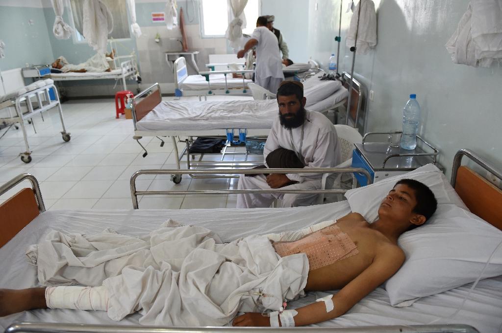 شمالی افغانستان کے شہر قندوز میں ڈاکٹرز وِد آؤٹ بارڈر کے کلینک پر امریکی فضائی حملے سے زخمی ہونے والا ایک لڑکا مقامی ہسپتال میں زیر علاج 