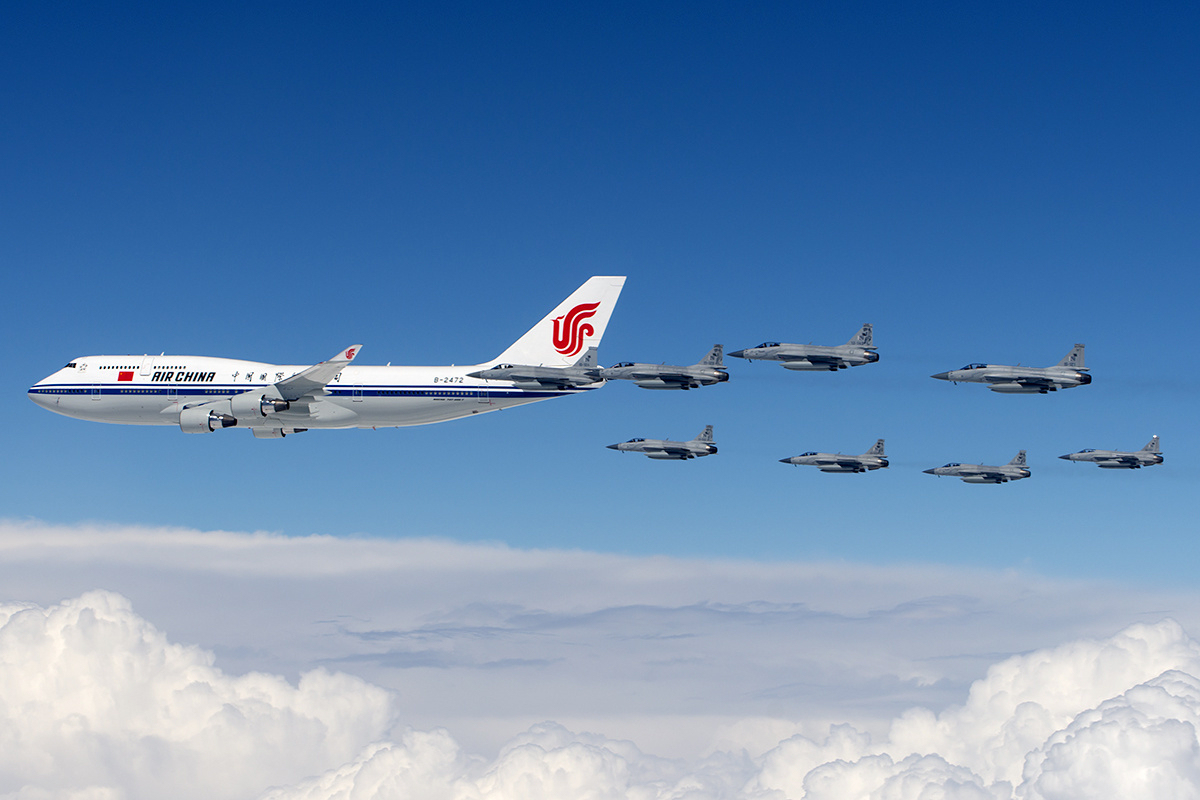ساتھ ہی بوئنگ 747 مختلف سربراہان مملکت کے زیر استعمال بھی رہے ہیں، جیسا کہ چین یہ صدارتی ہوائی جہاز جس میں چینی صدر پاکستان کے دورے پر آ رہے ہیں۔ پاکستانی سرحدی حدود میں داخل ہوتے ہی پاک-چین اشتراک سے بنائے گئے جے ایف17 طیارے ساتھ ساتھ محو پرواز ہیں 
