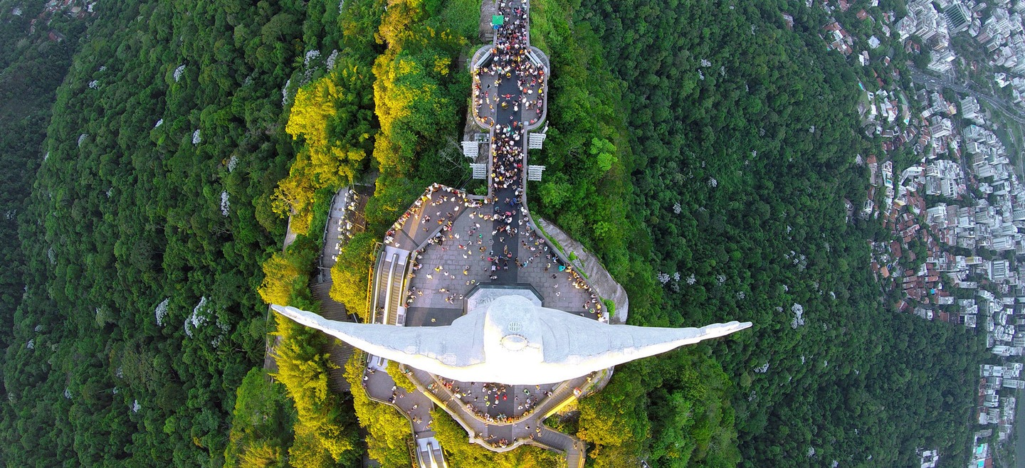 ریو ڈی جنیرو، برازیل میں حضرت عیسیٰ علیہ السلام کے عظیم مجسمے کا طائرانہ منظر 