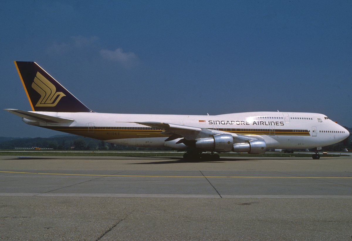 ایک دہائی بعد 747 کو ایک مرتبہ پھر جدید ترین انجن اور دوسری منزل پر زیادہ وسعت کے ساتھ بنایا گیا۔ یہ ورژن 300 کہلایا 