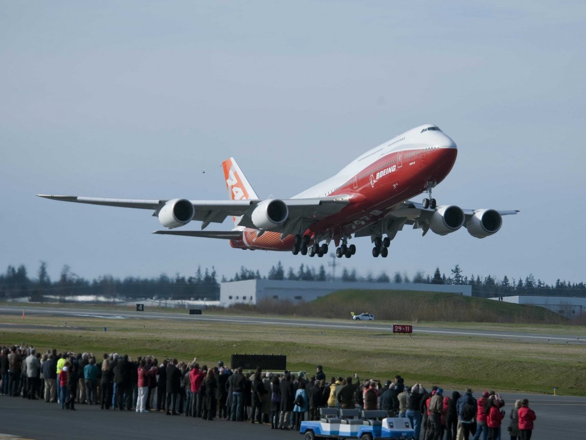 2011ء میں بوئنگ نے اپنے جمبو جیٹ کا جدید ترین ورژن 747-8 جاری کیا۔ 250 فٹ لمبا یہ تاریخ کا سب سے طویل ہوائی جہاز ہے 