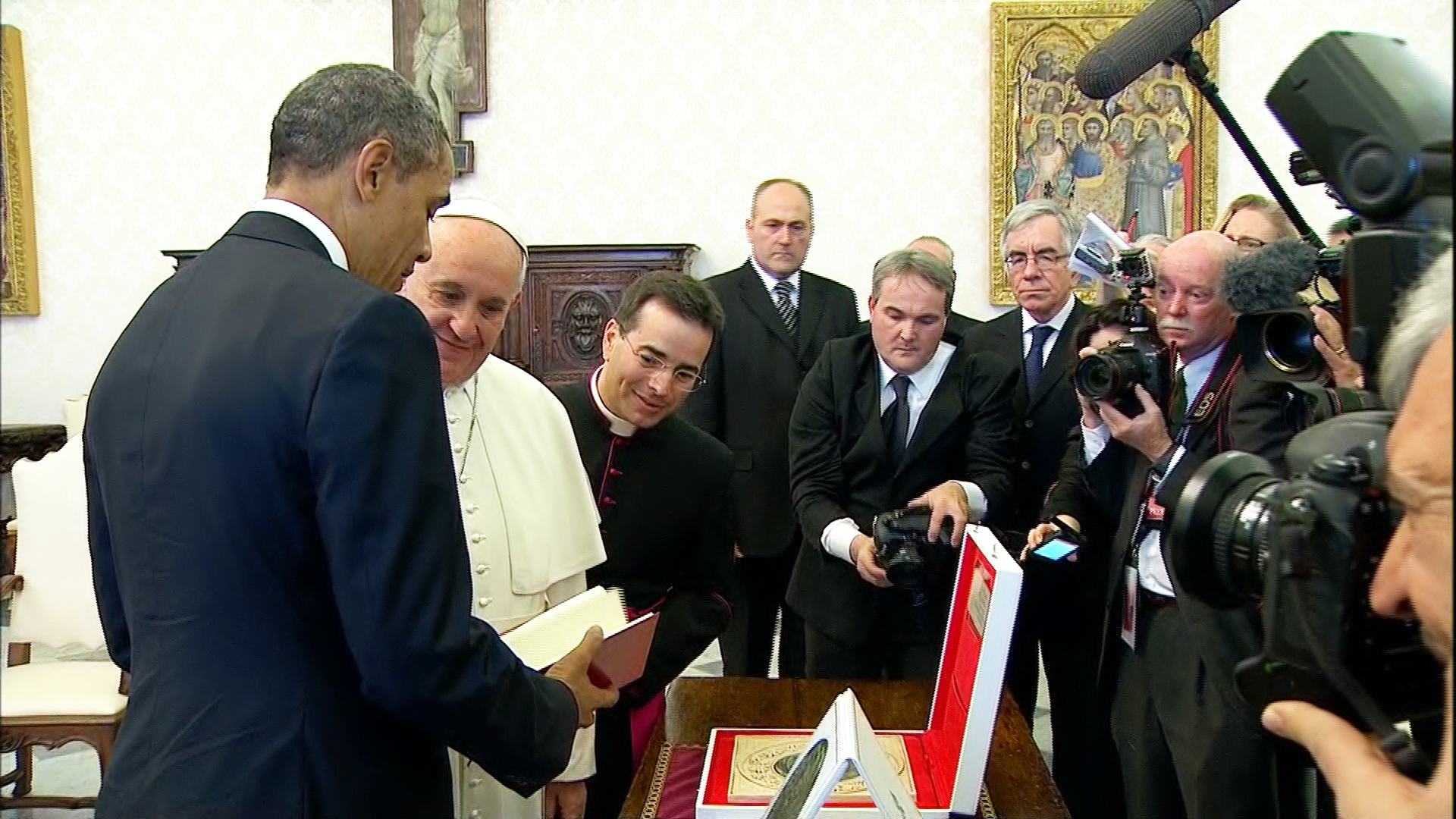 obama-pope-gifts