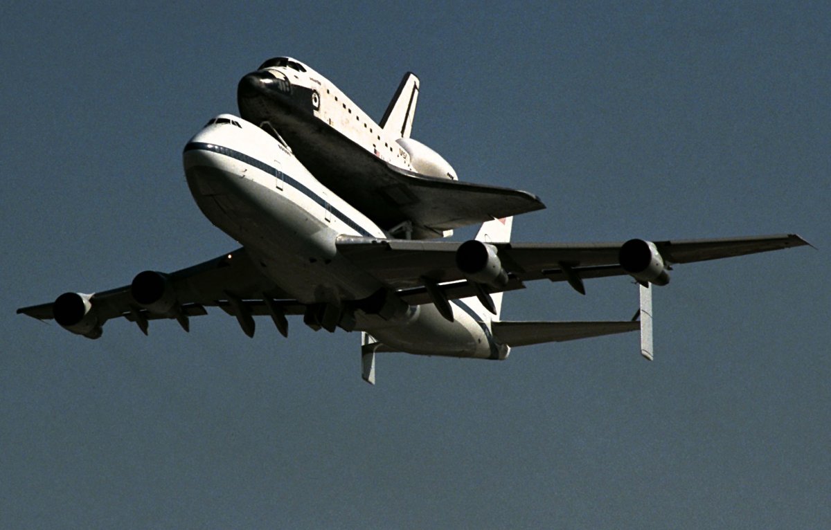 خلائی شٹل کو ایک مقام سے دوسری جگہ پہنچانے والا بوئنگ 747