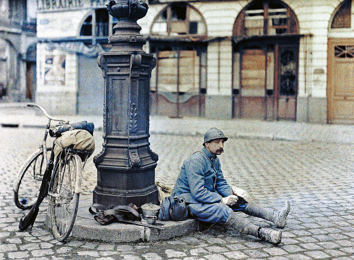 غنس، فرانس میں ایک سپاہی روٹی کا ایک ٹکڑا کھاتے ہوئے، اپریل 1917ء 