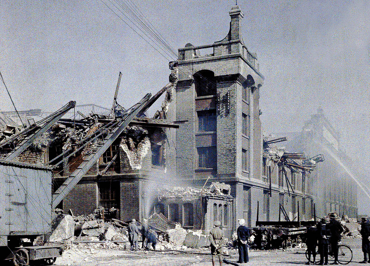 دنکرک، فرانس میں جرمن بمباری کے بعد لگنے والی آگ کو بجھانے کے لیے عملہ کام کر رہا ہے، ستمبر 1917ء 