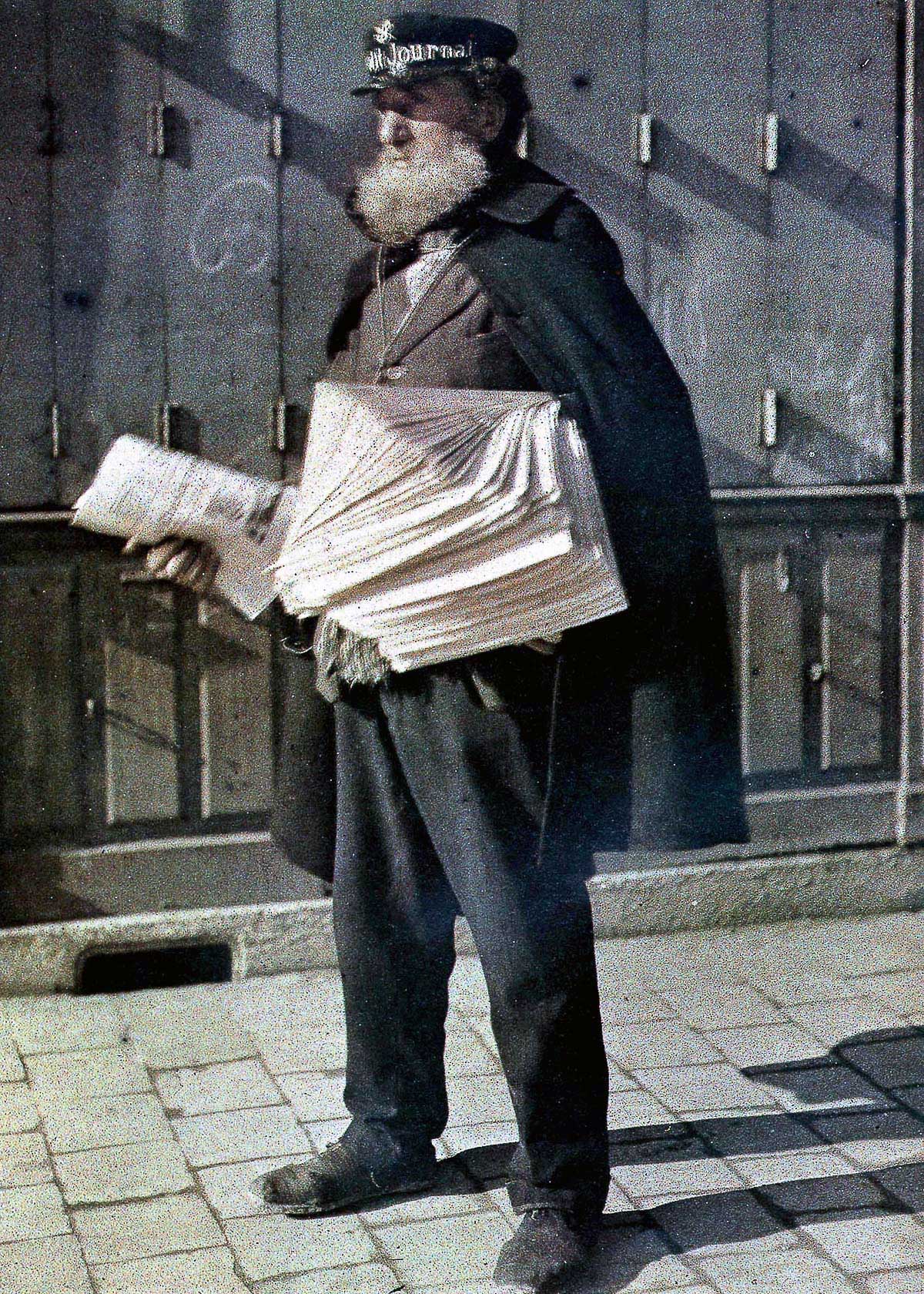 غنس، فرانس میں ایک اخبار بیچنے والا 