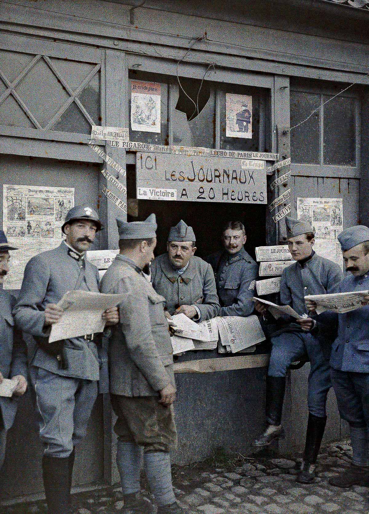فرانسیسی فوجی کالائے کی ایک دکان پر اخبارات کا مطالعہ کرتے ہوئے، ستمبر 1917ء 