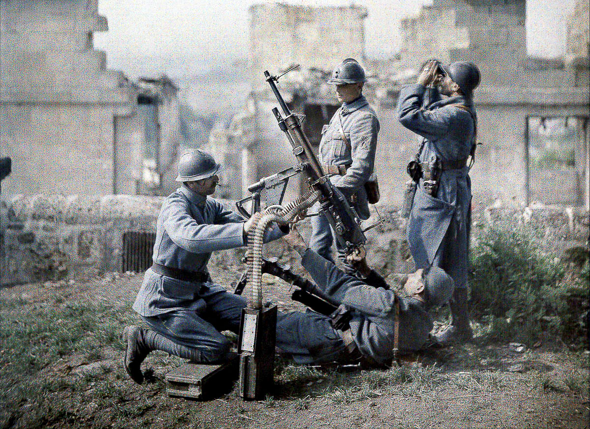 پہلی جنگ عظیم، مغربی محاذ، معرکہ این پر موجود فرانسیسی فوجی مشین گن پر اپنی پوزیشنیں سنبھال رہے ہیں 