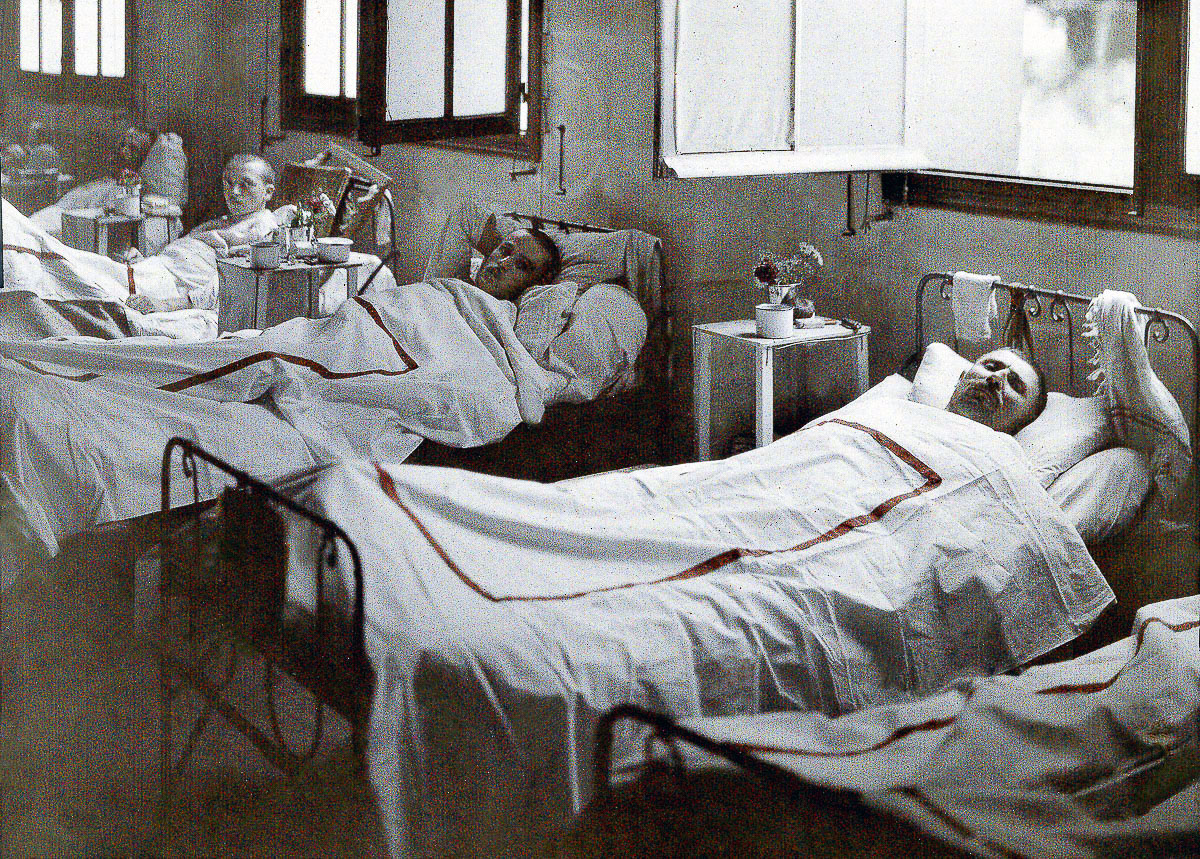 سوئسوں، فرانس میں محاذ جنگ سے آنے والے زخمی فوجیوں کے ایک ہسپتال کا منظر 