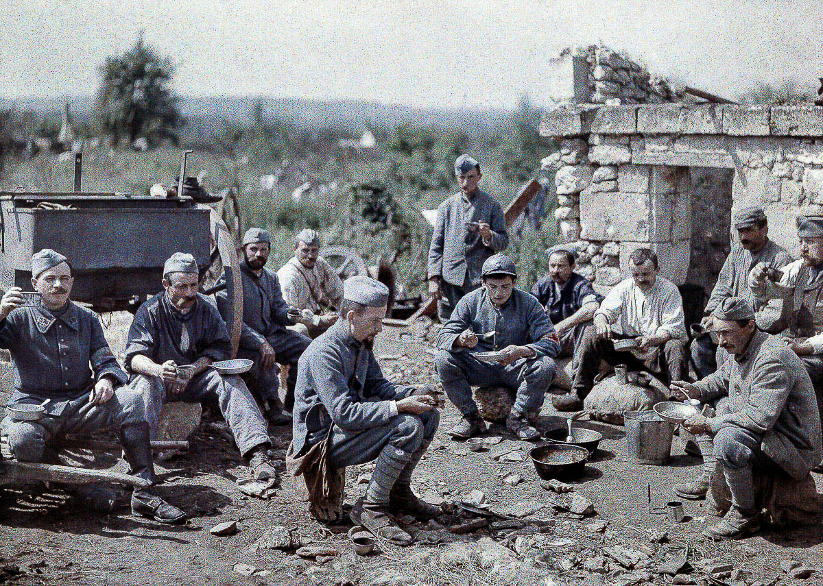 فرانس کی 370 ویں انفنٹری ریجمنٹ کے سپاہی پہلی جنگ عظیم کے مغربی محاذ پرمعرکہ این کے دوران کھانا کھاتے ہوئے 