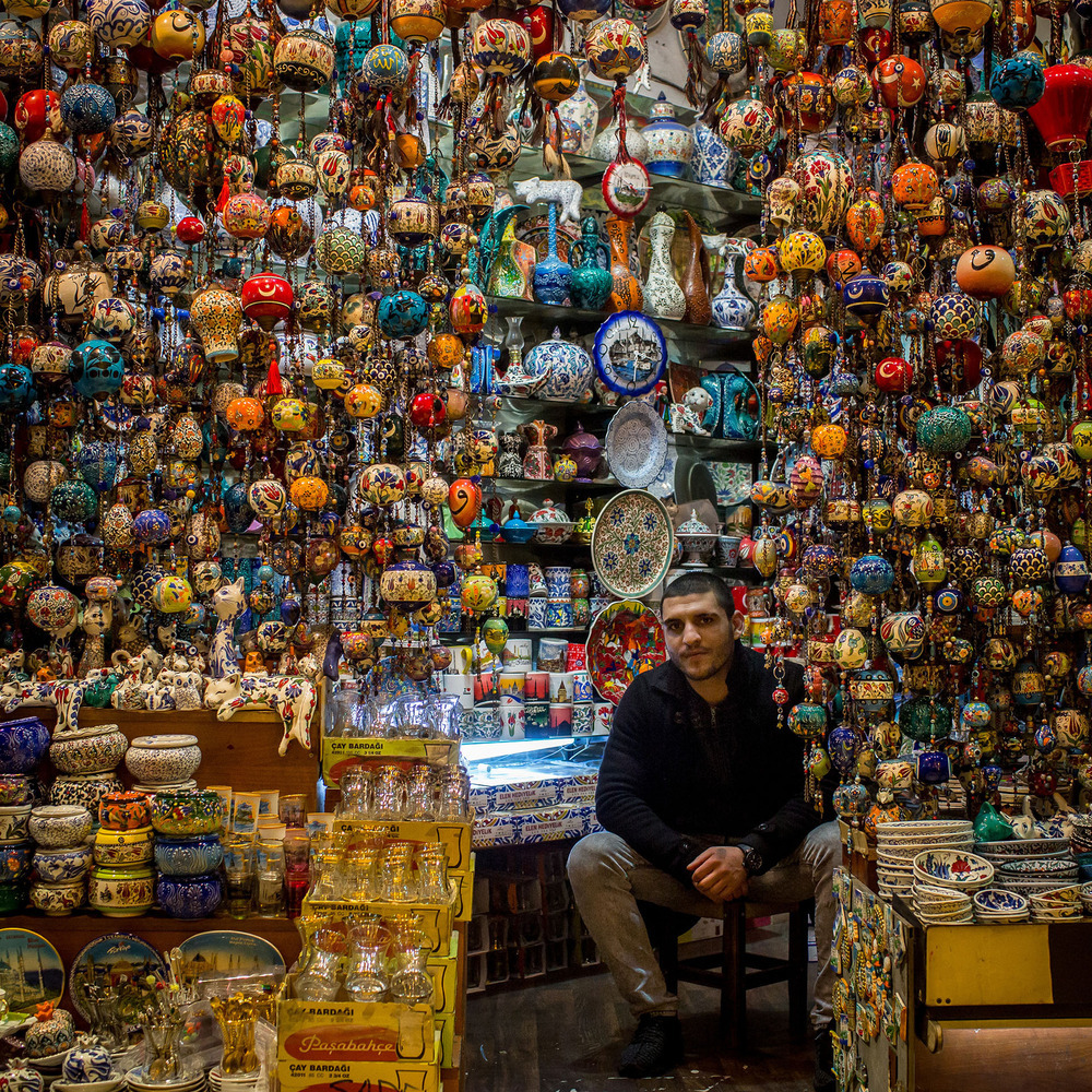 یہ حسن ایاز گوک ہیں جو بازار میں روایتی برتن کی دکان رکھتے ہیں، یہ ان کاخاندانی کاروبار ہے 