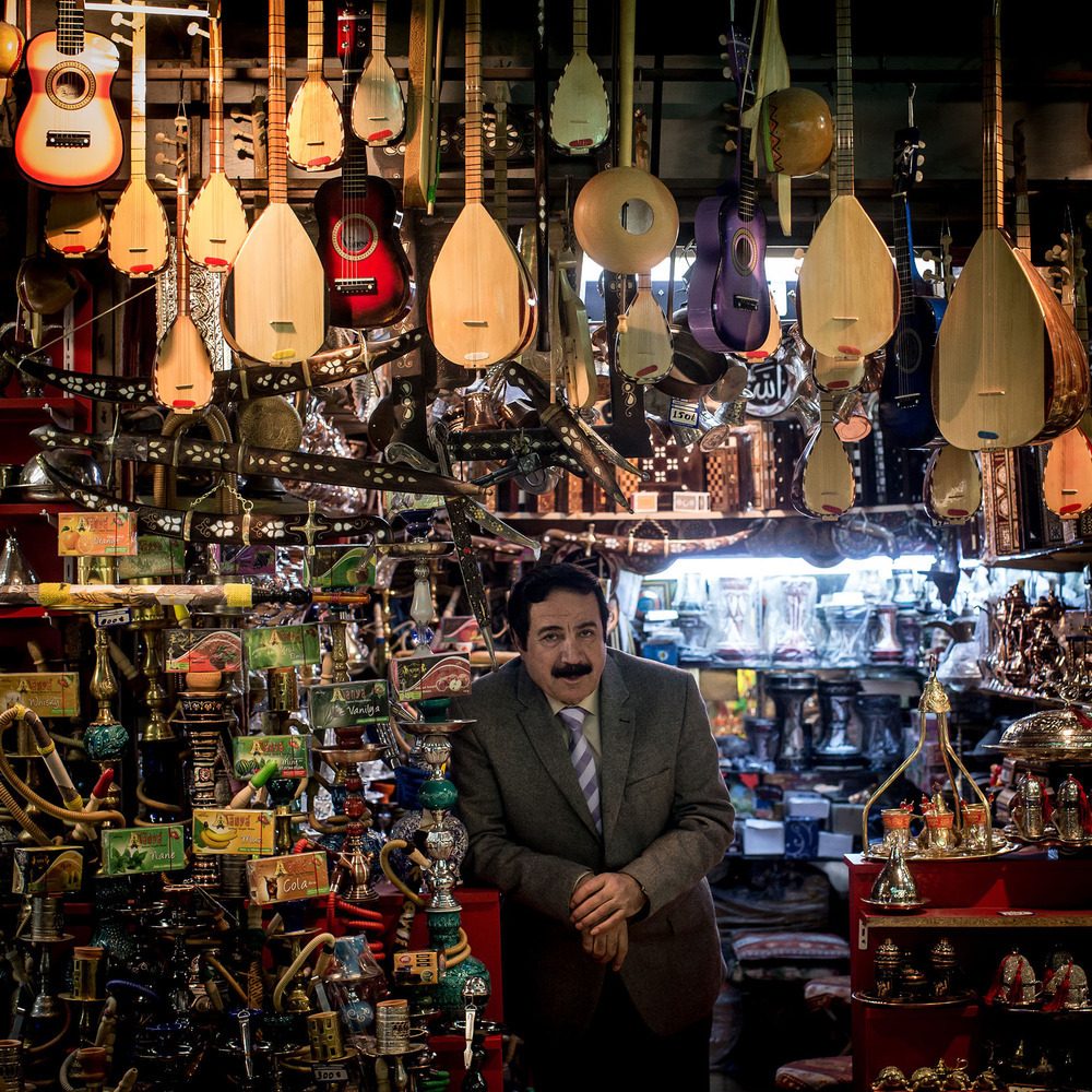 احمد تان اس بازار میں روایتی بانسریاں اور موسیقی کے آلات فروخت کرتے ہیں 