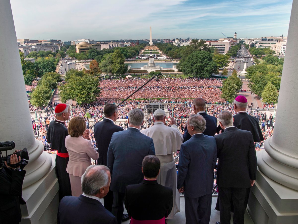 پوپ فرانسس نے ستمبر میں امریکا کا پہلا دورہ کیا۔ اس دوران وہ امریکی ایوان صدر کے باہر عوامی اجتماع کو دیکھ کر ہاتھ ہلا رہے ہیں 