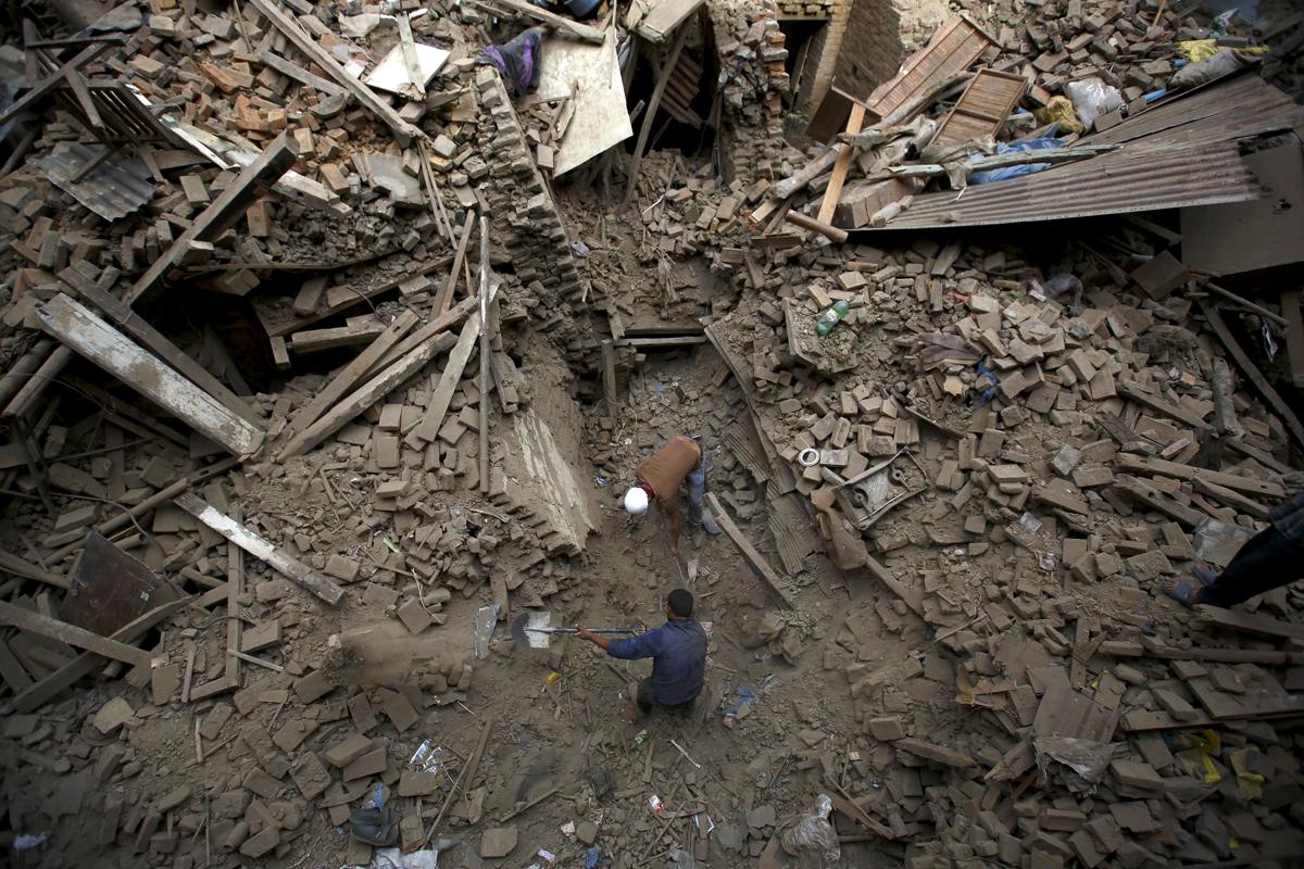 زلزلے کے بعد تباہ ہونے والے مکانات کے ملبے میں اپنے عزیزوں کی تلاش، بھکت پور، نیپال کا یہ دل گرفتہ کر دینے والا منظر 26 اپریل کا ہے جب نیپال کی وادی کٹھمنڈو میں آنے والے زلزلے سے کم از کم 9 ہزار افراد مارے گئے
