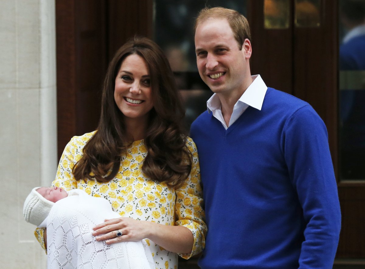 برطانیہ کے شہزادہ ولیم اور ان کی اہلیہ کیتھرین 2 مئی کو لندن میں اپنی صاحبزادی کے ہمراہ تصویر کھنچوا رہے ہیں۔ یہ دونوں کی دوسری اولاد ہے، پہلا بیٹا شہزادہ جارج اس وقت ایک سال کا تھا 