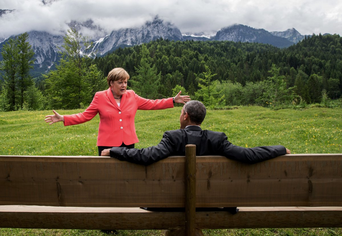 جی 7 اجلاس کے موقع پر 8 جون کو جرمن چانسلر انجیلا مرکیل امریکا کے صدر براک اوباما سے گفتگو کرتی ہے۔ دونوں نے روس پر مزید اقتصادی پابندیوں پر زور دیا