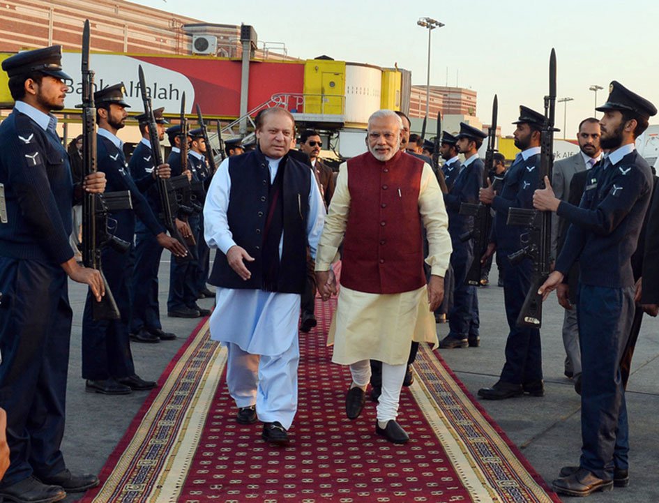 بھارت کے وزیر اعظم نریندر مودی دورۂ افغانستان سے واپسی پر 25 دسمبر کو "اچانک" لاہور پہنچ گئے اور یہاں وزیر اعظم پاکستان نواز شریف سے ملاقات کی