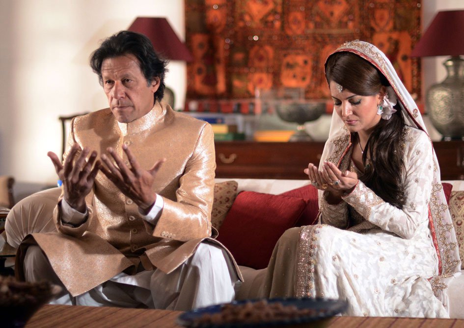 پاکستان میں سال کا آغاز ایک حیران کن خبر سے ہوا۔ تحریک انصاف کے سربراہ عمران خان نے ریحام خان نامی ایک ٹیلی وژن میزبان سے شادی کرلی۔ شاید ہی ملکی تاریخ میں کسی شادی کا اتنا ہنگامہ اور شور مچایا گیا ہو، لیکن یہ بندھن دس ماہ سے زیادہ نہ چل سکا اور طلاق پر منتج ہوا