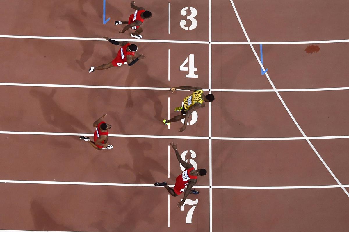 چین کے دارالحکومت بیجنگ میں ہونے والی آئی اے اے ایف ورلڈ چیمپئن شپ میں 23 اگست کو ہونے والی 100 میٹر دوڑ میں شریک مختلف کھلاڑی جن میں پیلی دھاری دار شرٹ میں جمیکا کے یوسین بولٹ سب سے نمایاں ہیں