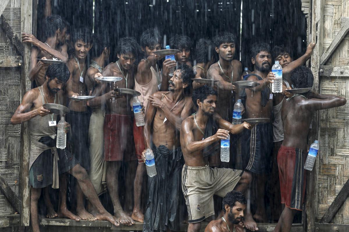 برما کے مسلمانوں کی حالت زار کی عکاسی کرتی ایک تصویر، جس میں 4 جون کو ایک عارضی مہاجر کیمپ میں موجود مہاجرین اپنی بوتلوں کو بارش کے پانی سے بھرنے کی کوشش کر رہے ہیں 