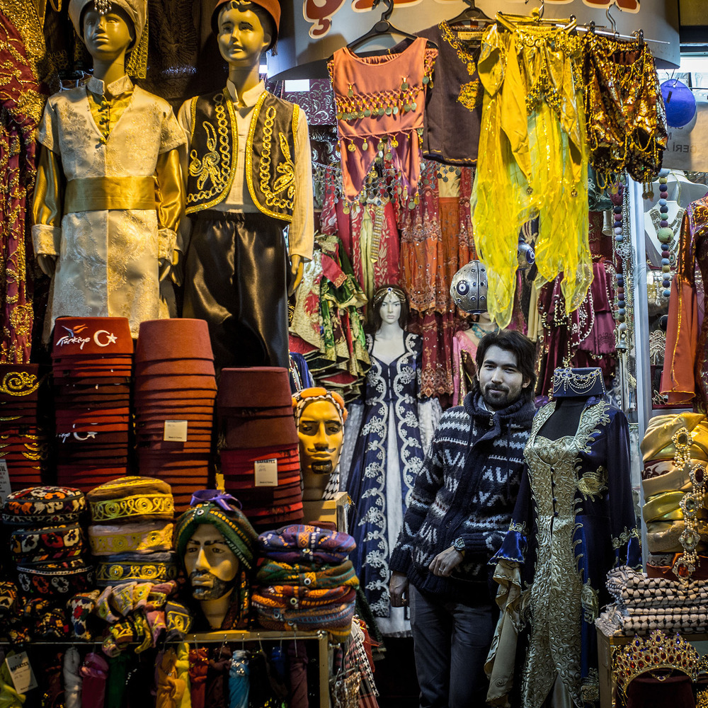 اکرم ترکمن روایتی عثمانی ملبوسات کی دکان کے ساتھ کھڑے ہیں 