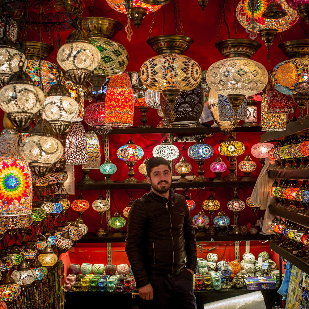 طوغان مرد اپنی دکان پر روایتی چراغ اور فانوس فروخت کرتے ہیں 