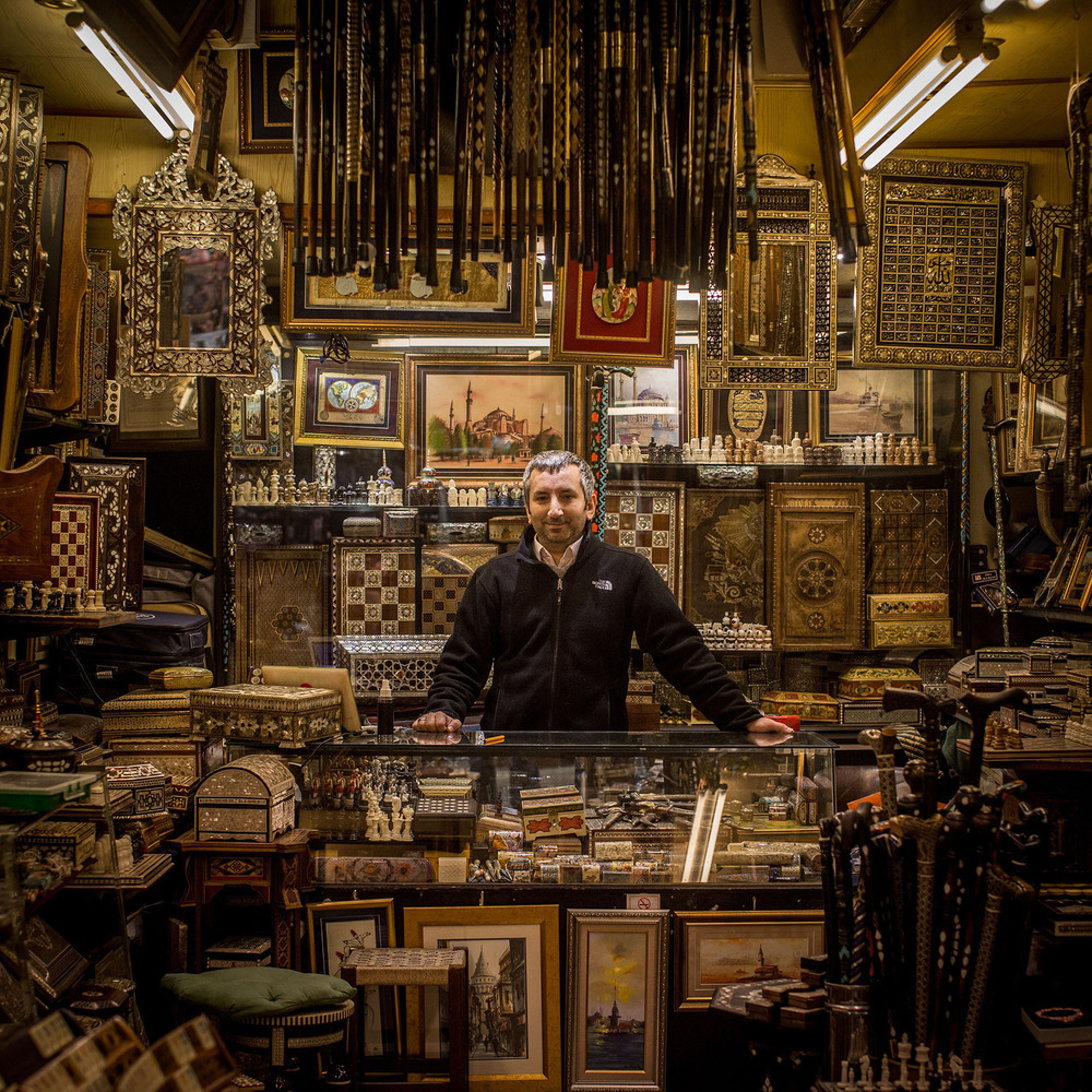 سرکان الماز ہاتھ سے بنے شطرنج اور دیگر ساز و سامان کی دکان پر گاہکوں کے منتظر دکھائی دیتے ہیں 