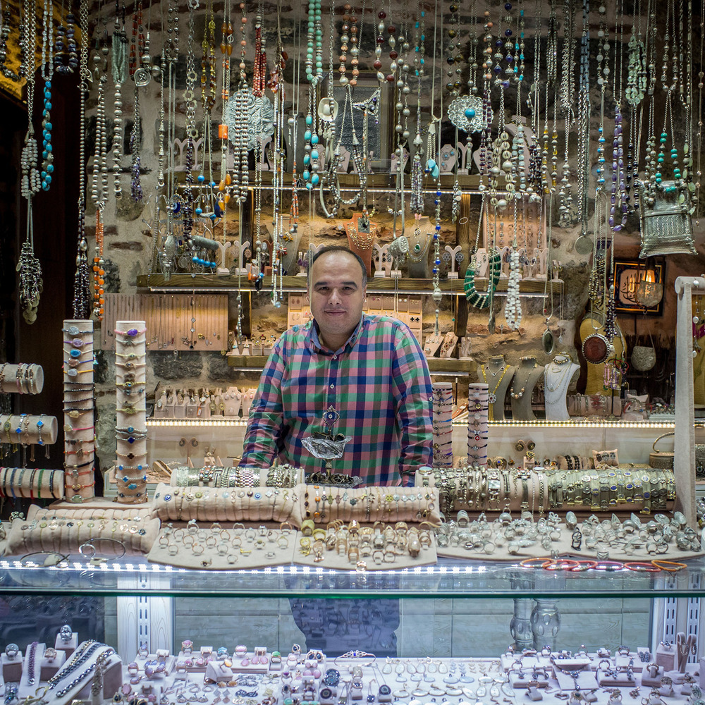 محمد اولنو بازار میں روایتی زیورات کی دکان رکھتے ہیں 