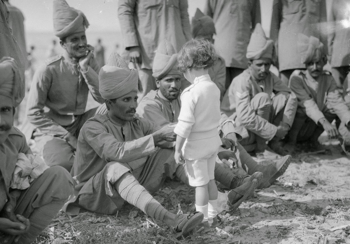 French-boy-meets-Indian-soldiers-Marseilles-30th-September-1914