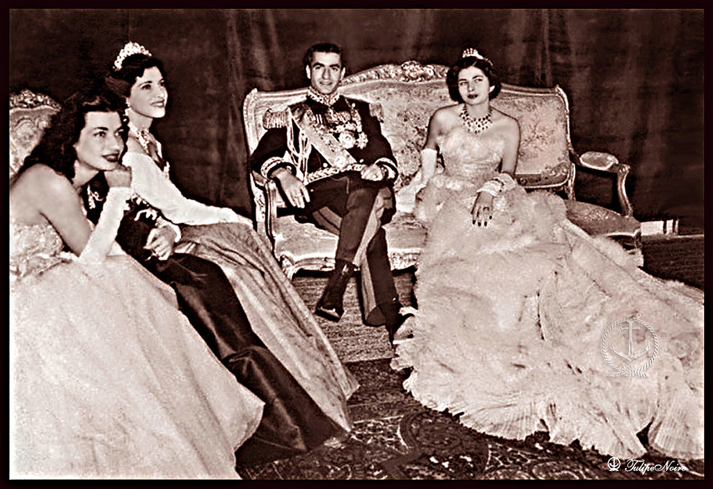 شاہ ایران محمد رضا شاہ پہلوی اپنی نئی دلہن ملکہ ثریا کے ساتھ، دائیں جانب شہزادی اشرف اور شہزادی شمس بیٹھی ہیں 