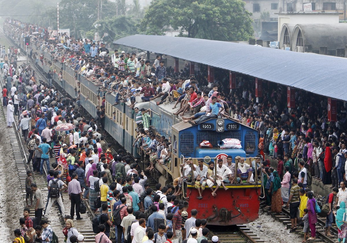 ڈھاکہ، بنگلہ دیش کے ایک ریلوے اسٹیشن پر میں اپنے گھر عید منانے کے لیے جانے والوں کا رش 