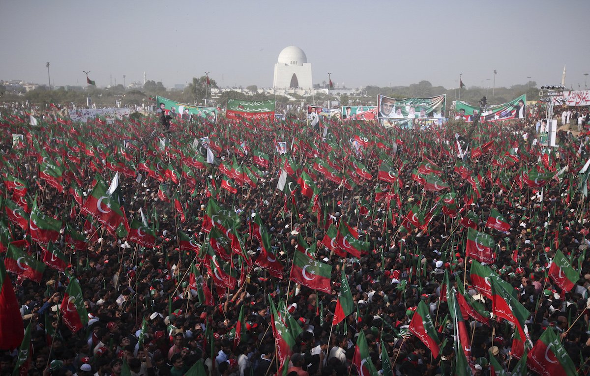 کراچی میں قائد اعظم محمد علی جناح کے مزار کے قریب پاکستان تحریک انصاف کے ایک جلسے میں عوام کی بڑی تعداد 