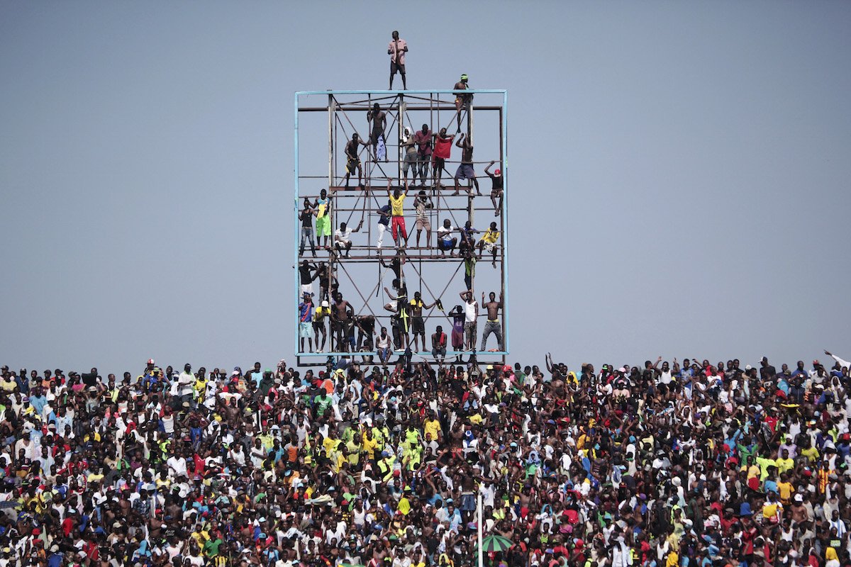 کنشاسا میں ہونے والے افریقن کپ آف نیشنز کے ایک کوالیفائنگ مقابلے میں عوامی جمہوریہ کانگو کو آئیوری کوسٹ سے کھیلتا دیکھنے کے لیے شائقین کی ایک بڑی تعداد اسٹیڈیم میں موجود 