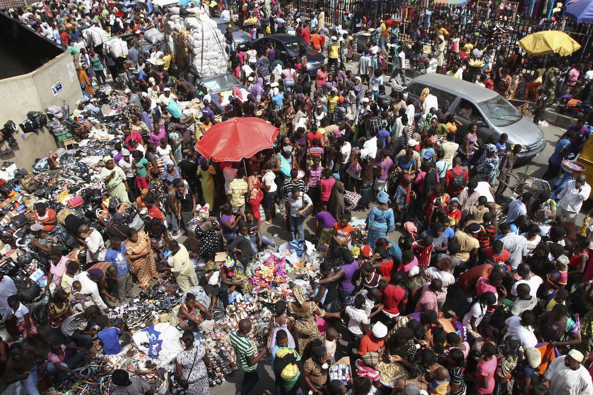نائجیریا کے تجارتی دارالحکومت لاگوس میں کرسمس سے قبل دن پر بازار میں جم غفیر 