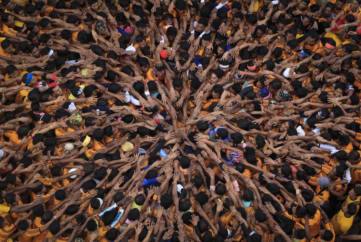 ممبئی میں ایک ہندو تہوار کے موقع پر لوگوں کی بڑی تعداد مخصوص رسم ادا کرتے ہوئے 