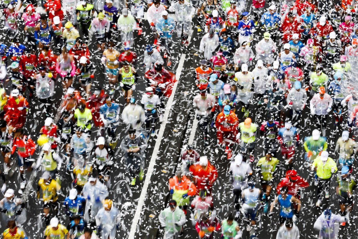 ٹوکیو میراتھون میں دوڑ کا آغاز کرنے والے افراد 