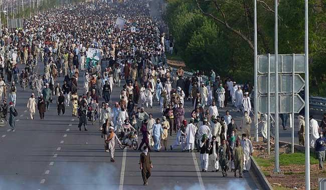 Qadri supporters continue siege of Islamabad Red Zone