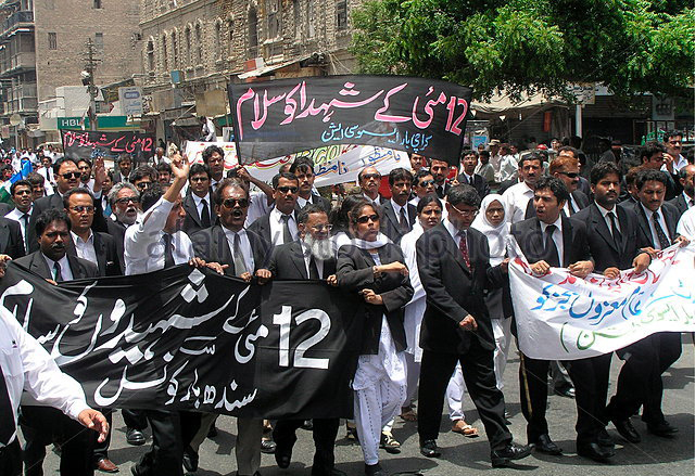 pakistani-lawyers-shout-slogans-during-a-protest-for-the-reinstatement-fkkcy1