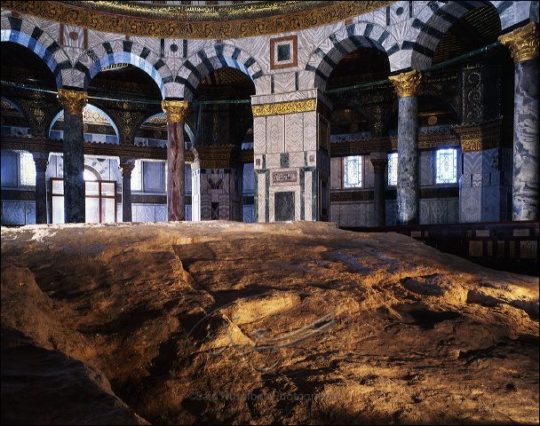 سنہری گنبد کے عین نیچے وہ پتھریلی چٹان (صخرۃ) ہے جہاں سے نبی کریم ﷺ معراج پر تشریف لے گئے تھ