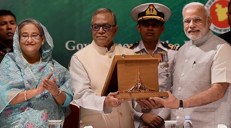 مودی Bangladesh Liberation War Honour کا ایوارڈ لیتے ہوئے