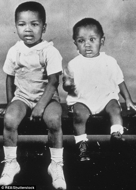 محمد علی اور بھائی رحمان علی 1946ء میں، جب وہ صرف 4 سال کے تھے۔ اس وقت علی کا نام کیسیئس اور بھائی کا نام روڈلف تھا۔ 